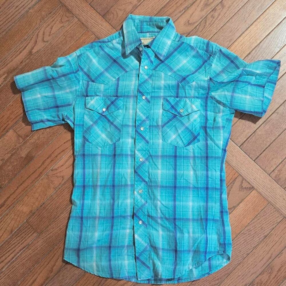 Wrangler blue and white plaid shorts sleeve button snap shirt small?